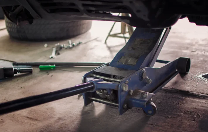 hydraulic-jack-lifting-car