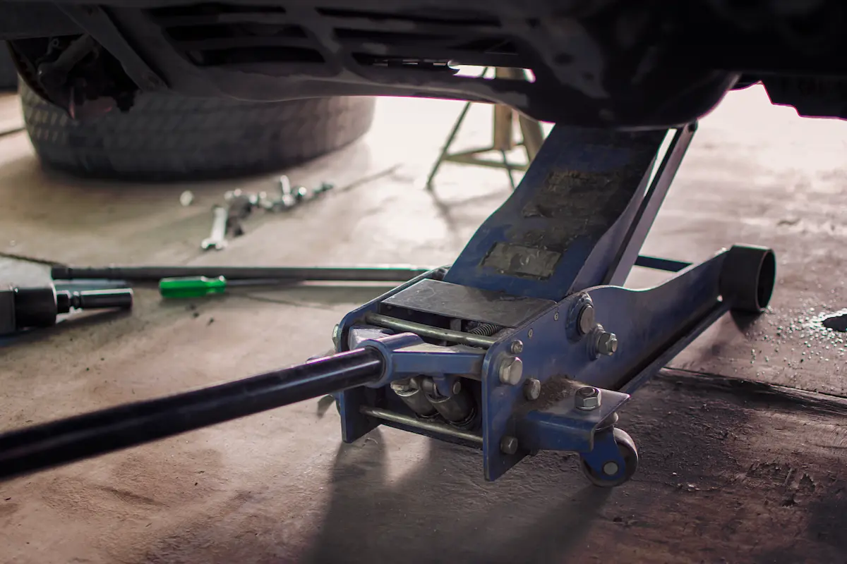 hydraulic-jack-lifting-car